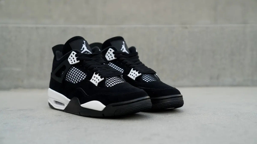NikE Air! Jordan Retro 4 WHITE THUNDER UA