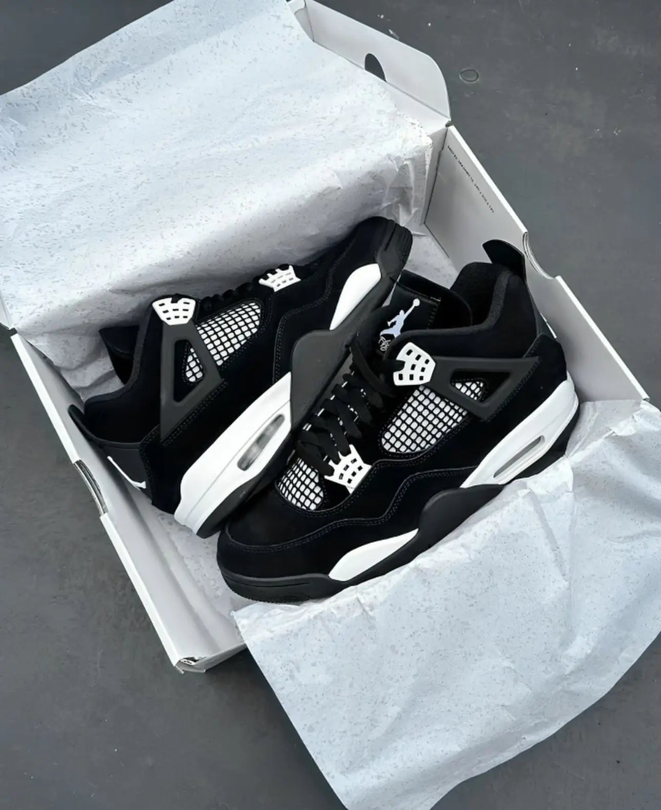 NikE Air! Jordan Retro 4 WHITE THUNDER UA